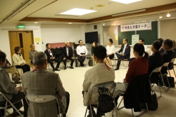 保育園・幼稚園などについて話をする様子