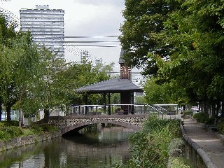 西川緑道公園（上流）：水上広場（時計搭）