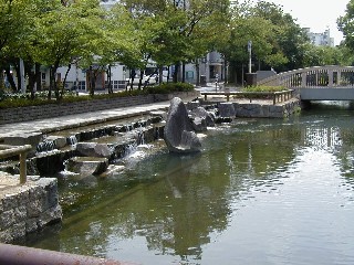 西川緑道公園：カスケード