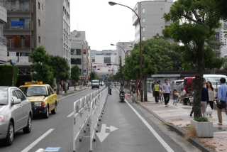 ハレまち通り（旧県庁通り)一車線規制の写真