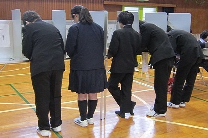 高等学校での選挙出前授業の風景その1