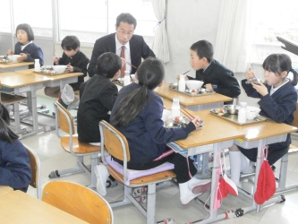 子どもたちと楽しく美味しく給食を食べました。