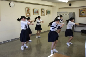 表情豊かに激しく楽しく踊る様子