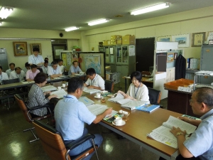 写真：8月定例会の様子