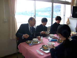 写真：会食の様子