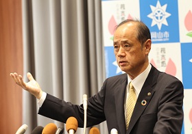 就職氷河期世代の採用について会見する大森市長の様子