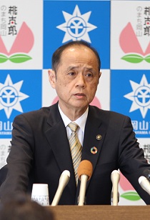 質疑応答をする大森市長の様子