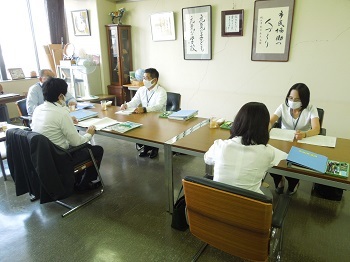 写真：8月定例会の様子