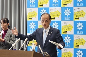 質疑応答中の大森雅夫岡山市長