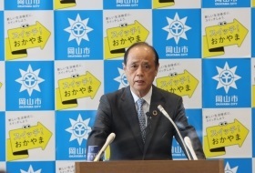 市長記者会見中の大森雅夫岡山市長