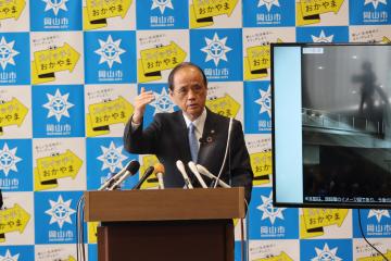 市長記者会見中の大森雅夫岡山市長