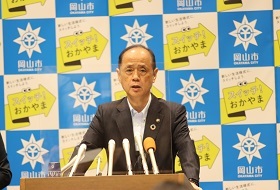 通学路の安全点検について説明する大森雅夫岡山市長