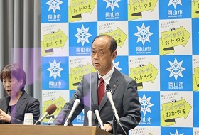 質疑応答中の大森雅夫岡山市長