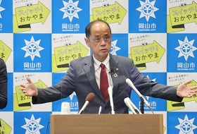 スマホ決済最大20％が戻ってくる年末キャンペーンについて説明する大森雅夫岡山市長