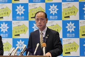 企業誘致の決定について説明する大森雅夫岡山市長