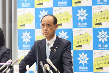 和３年度１１月補正予算（案）について説明する大森雅夫岡山市長