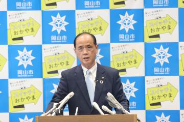 姿の見えなくなった岡山城からの情報発信について説明する大森雅夫岡山市長