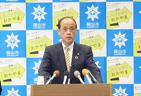 令和3年度11月補正予算（案）について説明する大森雅夫岡山市長