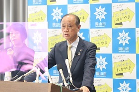 新型コロナウイルス関連について説明する大森雅夫岡山市長