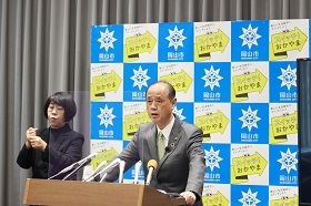 「第3弾がんばろう岡山市！スマホ決済最大20％戻ってくる年末キャンペーン」に係る利用実績等について説明する大森雅夫岡山市長