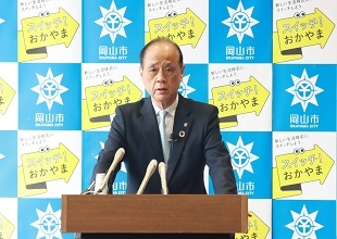 令和4年4月1日付け人事異動について説明する大森雅夫岡山市長