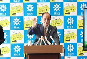 質疑応答に対応中の大森雅夫岡山市長