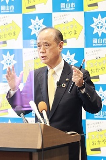 質疑応答中の大森雅夫岡山市長