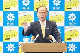 岡山市と株式会社明治の連携協定締結について説明する大森雅夫岡山市長