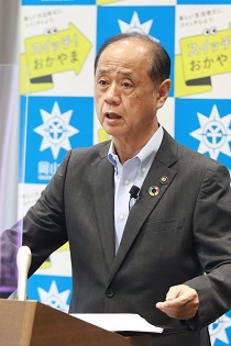 プレミアム付きタクシー券の販売について説明する大森雅夫岡山市長