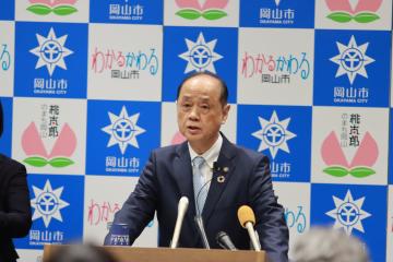 市長会見中の大森雅夫岡山市長