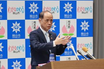 企業誘致の決定について説明する大森雅夫岡山市長