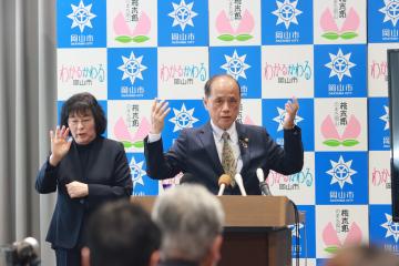 公共交通の充実について説明する大森雅夫岡山市長