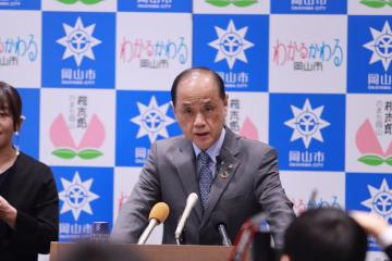 令和6年度学校給食費負担軽減事業について説明する大森雅夫岡山市長