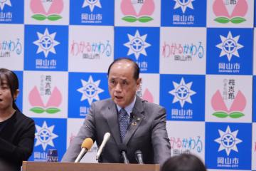 質疑応答中の大森雅夫岡山市長