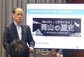 市長記者会見の様子
