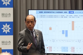 市長記者会見の様子