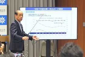 市長記者会見の様子